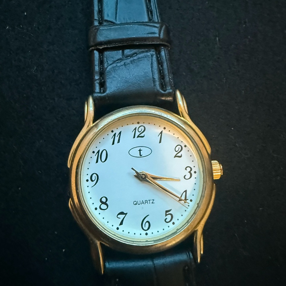 Elegant Gold and Black Women's Quartz Watch